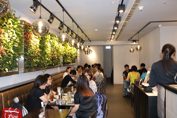 瓦法奇朵Waffogato(台北車站店)：▌~美味食記~Waffogato 瓦法奇朵 台北火車站 ▌高級的沙朗牛排特價只要199元！女生為之瘋狂的焗烤甜甜圈！