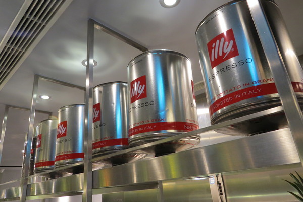 瓦法奇朵Waffogato(台北車站店)：▌~美味食記~Waffogato 瓦法奇朵 台北火車站 ▌高級的沙朗牛排特價只要199元！女生為之瘋狂的焗烤甜甜圈！