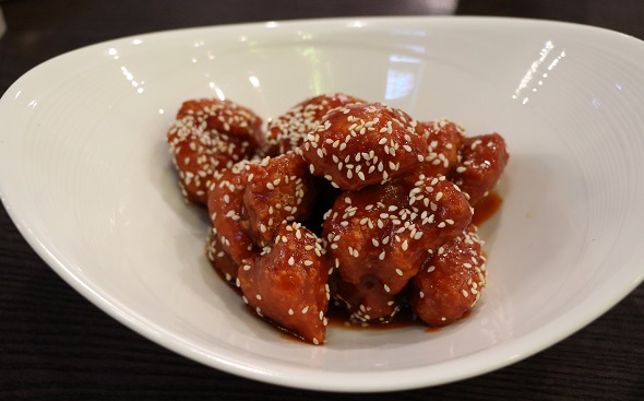 瓦法奇朵Waffogato(台北車站店)：▌~美味食記~Waffogato 瓦法奇朵 台北火車站 ▌高級的沙朗牛排特價只要199元！女生為之瘋狂的焗烤甜甜圈！