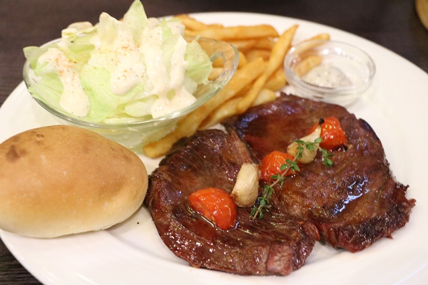 瓦法奇朵Waffogato(台北車站店)：▌~美味食記~Waffogato 瓦法奇朵 台北火車站 ▌高級的沙朗牛排特價只要199元！女生為之瘋狂的焗烤甜甜圈！