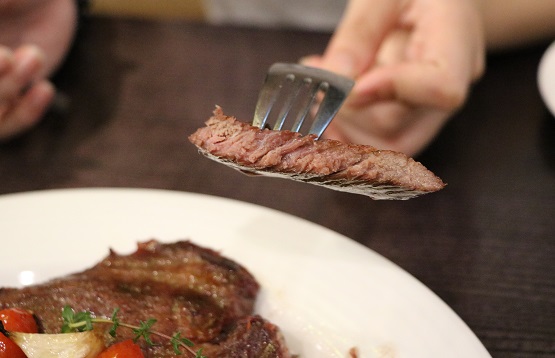 瓦法奇朵Waffogato(台北車站店)：▌~美味食記~Waffogato 瓦法奇朵 台北火車站 ▌高級的沙朗牛排特價只要199元！女生為之瘋狂的焗烤甜甜圈！