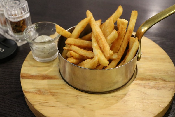 瓦法奇朵Waffogato(台北車站店)：▌~美味食記~Waffogato 瓦法奇朵 台北火車站 ▌高級的沙朗牛排特價只要199元！女生為之瘋狂的焗烤甜甜圈！