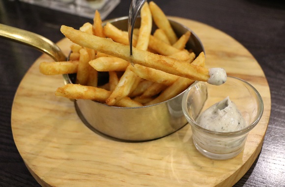 瓦法奇朵Waffogato(台北車站店)：▌~美味食記~Waffogato 瓦法奇朵 台北火車站 ▌高級的沙朗牛排特價只要199元！女生為之瘋狂的焗烤甜甜圈！