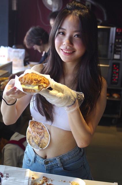 台灣BOLO冰火菠蘿((基隆店)):台灣BoLo基隆店~冰火波蘿包果然讓人難已抗拒丫~~