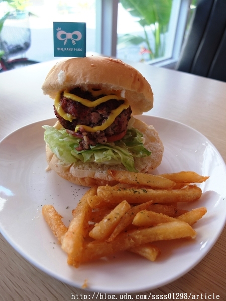 提姆胖胖Tim pang pang 早午餐&輕食：【美食特搜。屏東市】提姆胖胖早午餐(TIM PANG PANG)。屏東早午餐口袋名單 粉紅色調打造夢幻特色店