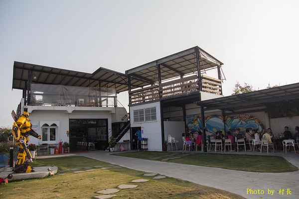 變形特區咖啡輕食館：【食記】｛屏東。東港鎮｝與大黃蜂在變形特區約會