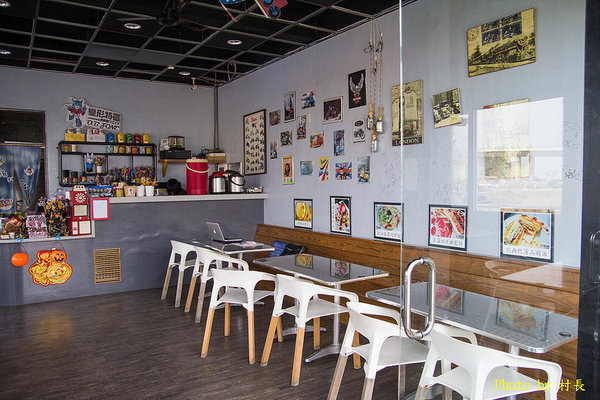 變形特區咖啡輕食館：【食記】｛屏東。東港鎮｝與大黃蜂在變形特區約會