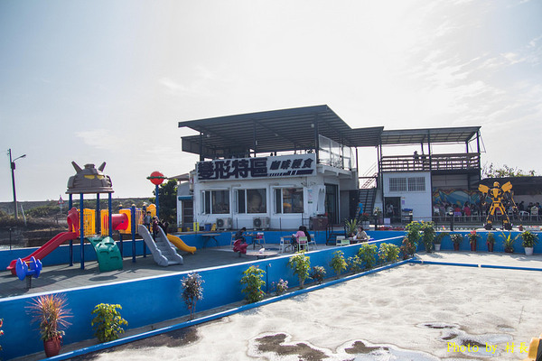 變形特區咖啡輕食館：【食記】｛屏東。東港鎮｝與大黃蜂在變形特區約會