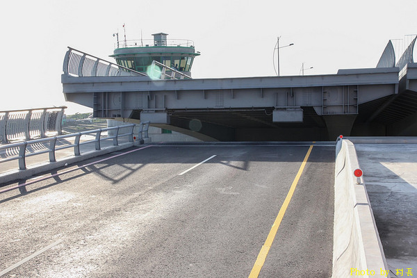 變形特區咖啡輕食館：【食記】｛屏東。東港鎮｝與大黃蜂在變形特區約會