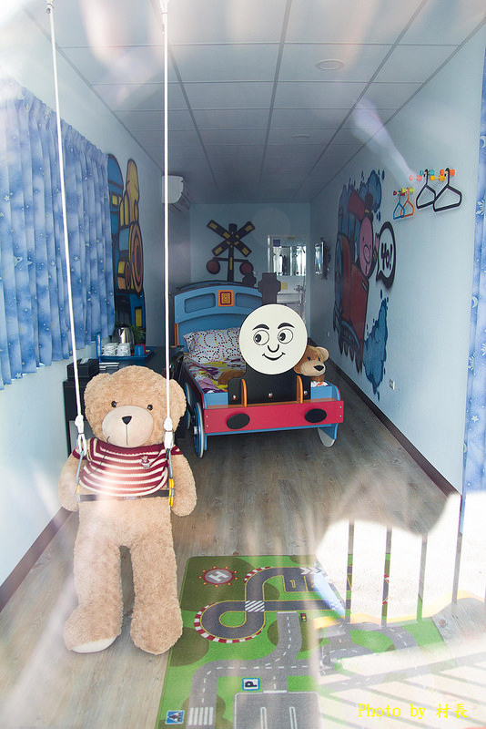 變形特區咖啡輕食館：【食記】｛屏東。東港鎮｝與大黃蜂在變形特區約會