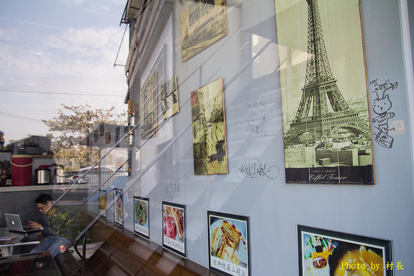 變形特區咖啡輕食館：【食記】｛屏東。東港鎮｝與大黃蜂在變形特區約會