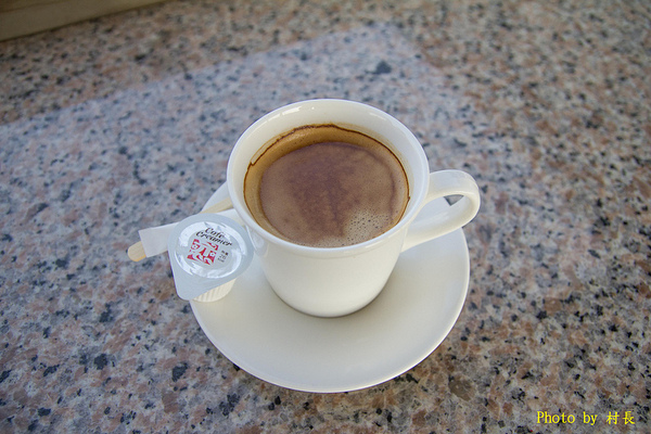 變形特區咖啡輕食館：【食記】｛屏東。東港鎮｝與大黃蜂在變形特區約會