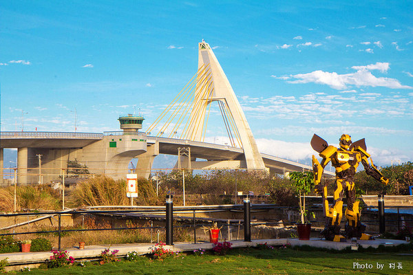 變形特區咖啡輕食館：【食記】｛屏東。東港鎮｝與大黃蜂在變形特區約會