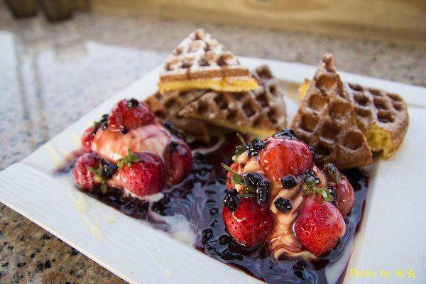 變形特區咖啡輕食館：【食記】｛屏東。東港鎮｝與大黃蜂在變形特區約會