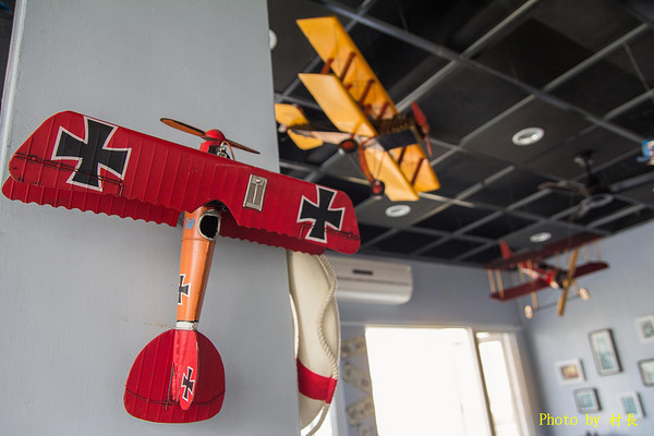 變形特區咖啡輕食館：【食記】｛屏東。東港鎮｝與大黃蜂在變形特區約會