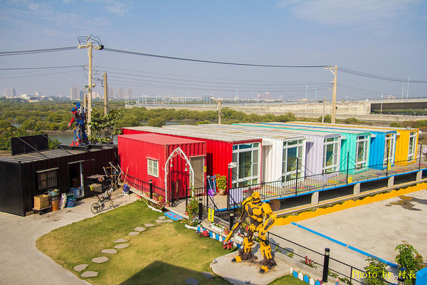變形特區咖啡輕食館：【食記】｛屏東。東港鎮｝與大黃蜂在變形特區約會