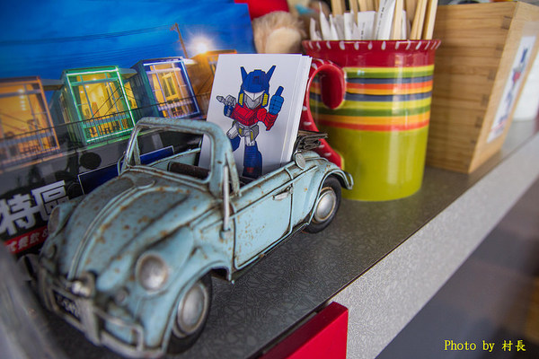 變形特區咖啡輕食館：【食記】｛屏東。東港鎮｝與大黃蜂在變形特區約會