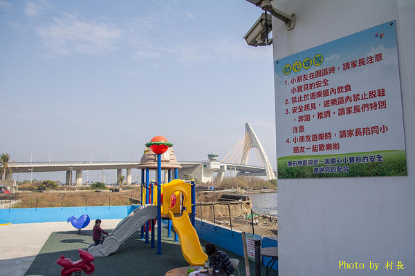 變形特區咖啡輕食館：【食記】｛屏東。東港鎮｝與大黃蜂在變形特區約會