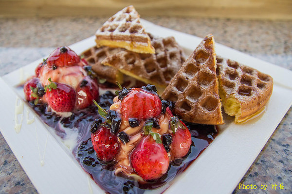 變形特區咖啡輕食館：【食記】｛屏東。東港鎮｝與大黃蜂在變形特區約會