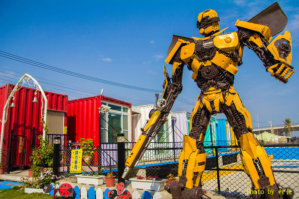 變形特區咖啡輕食館：【食記】｛屏東。東港鎮｝與大黃蜂在變形特區約會