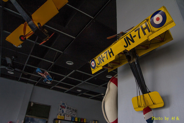 變形特區咖啡輕食館：【食記】｛屏東。東港鎮｝與大黃蜂在變形特區約會
