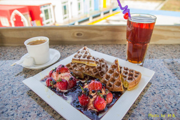變形特區咖啡輕食館：【食記】｛屏東。東港鎮｝與大黃蜂在變形特區約會
