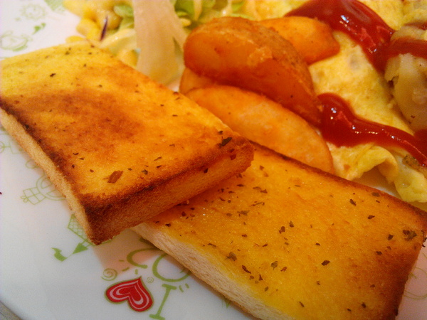 O2 Brunch & Café 歐圖早午餐咖啡廚房(新市南科店):【臺南Ω新市區】O2 Brunch & Café 歐圖早午餐咖啡廚房(新市南科店)。適合家庭、朋友聚餐的溫馨小天地