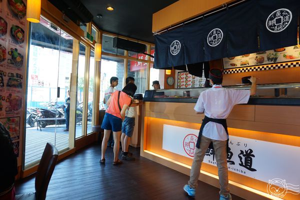 東海鮮魚道：※ 東海鮮魚道 ※【星羽愛美食-台中南屯】原喜多樂轉型平價丼飯，價格平實鮭魚軟嫩鮮美，用餐氣氛和附餐卻不得我們心~