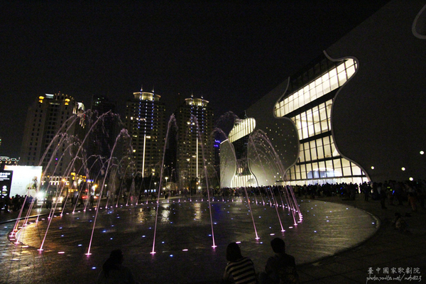 台中國家歌劇院:參觀臺中國家歌劇院✪美聲涵洞、臺中新地標~103.11.05