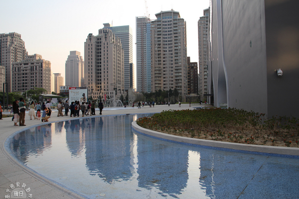 台中國家歌劇院:參觀臺中國家歌劇院✪美聲涵洞、臺中新地標~103.11.05