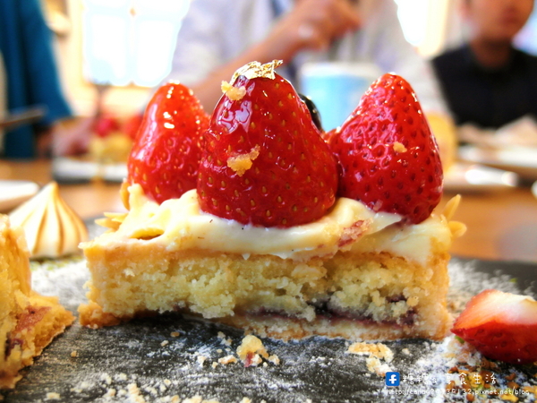 窩巷-Hidden Lane:〖台中│美食〗窩巷-Hidden Lane ❤ 隱藏於巷弄中的日式老宅甜點店,充滿著懷舊復古風,甜點擺盤超華麗~~冬季草莓新鮮上市!!