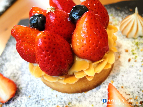 窩巷-Hidden Lane:〖台中│美食〗窩巷-Hidden Lane ❤ 隱藏於巷弄中的日式老宅甜點店,充滿著懷舊復古風,甜點擺盤超華麗~~冬季草莓新鮮上市!!