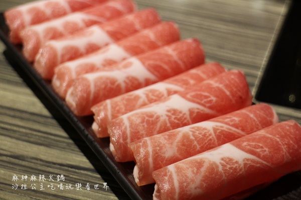 麻神麻辣火鍋：台北捷運美食『麻神職人嚴選麻辣火鍋』南京三民站/宵夜/桌邊服務