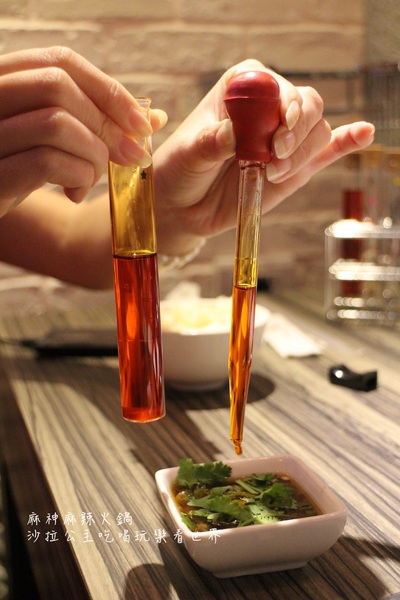 麻神麻辣火鍋：台北捷運美食『麻神職人嚴選麻辣火鍋』南京三民站/宵夜/桌邊服務