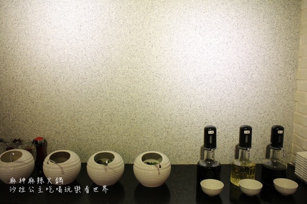 麻神麻辣火鍋：台北捷運美食『麻神職人嚴選麻辣火鍋』南京三民站/宵夜/桌邊服務