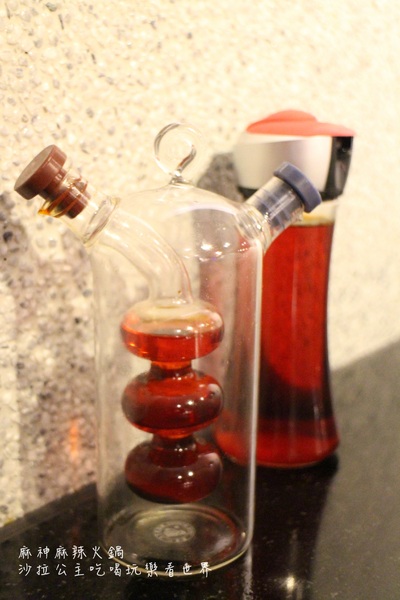 麻神麻辣火鍋：台北捷運美食『麻神職人嚴選麻辣火鍋』南京三民站/宵夜/桌邊服務