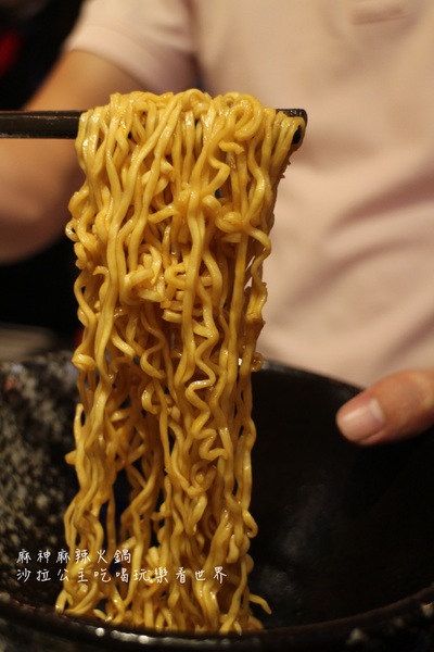 麻神麻辣火鍋：台北捷運美食『麻神職人嚴選麻辣火鍋』南京三民站/宵夜/桌邊服務