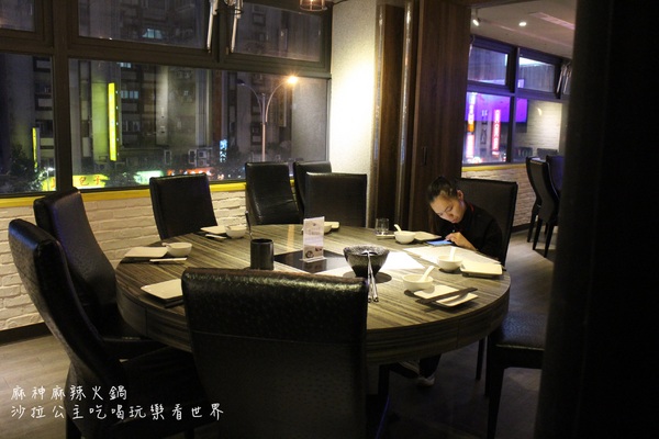 麻神麻辣火鍋：台北捷運美食『麻神職人嚴選麻辣火鍋』南京三民站/宵夜/桌邊服務