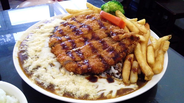 麴町食堂兒玉傳統家庭料理:『麴町食堂兒玉傳統家庭料理』限量版的泥火山起司豬排咖哩飯~超牽絲的巨無霸份量