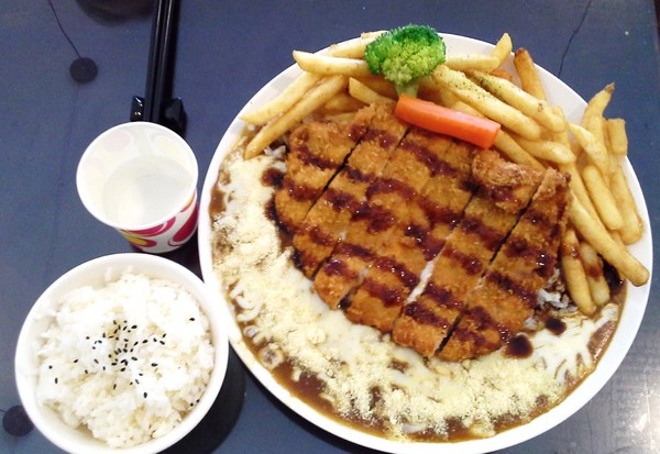 麴町食堂兒玉傳統家庭料理：『麴町食堂兒玉傳統家庭料理』限量版的泥火山起司豬排咖哩飯～超牽絲的巨無霸份量