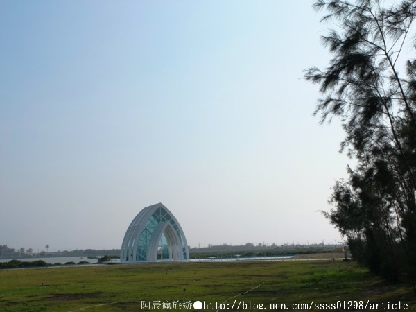 水晶教堂/北門遊客中心/偶像劇變王子青蛙拍攝地~錢來也雜貨店:【旅行遊記。台南北門區】北門水晶教堂。如夢似幻的純白色教堂 洋溢著異國浪漫氣息與情調