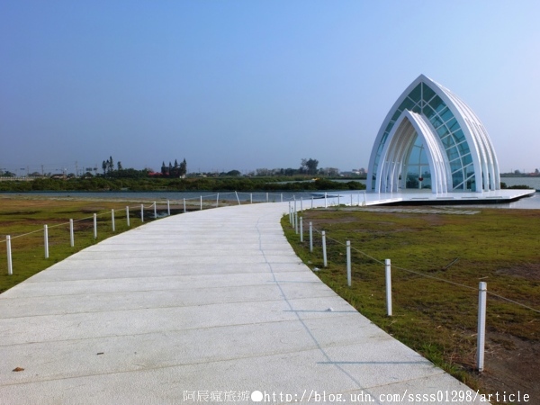 水晶教堂/北門遊客中心/偶像劇變王子青蛙拍攝地~錢來也雜貨店:【旅行遊記。台南北門區】北門水晶教堂。如夢似幻的純白色教堂 洋溢著異國浪漫氣息與情調