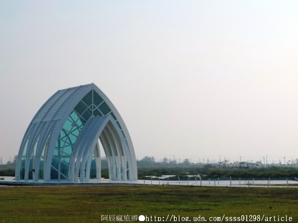 水晶教堂/北門遊客中心/偶像劇變王子青蛙拍攝地~錢來也雜貨店:【旅行遊記。台南北門區】北門水晶教堂。如夢似幻的純白色教堂 洋溢著異國浪漫氣息與情調