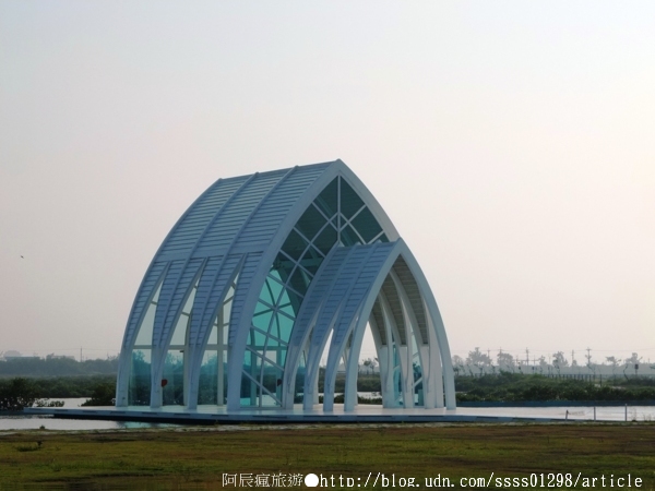 水晶教堂/北門遊客中心/偶像劇變王子青蛙拍攝地~錢來也雜貨店:【旅行遊記。台南北門區】北門水晶教堂。如夢似幻的純白色教堂 洋溢著異國浪漫氣息與情調