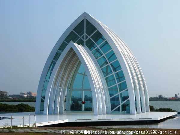 水晶教堂/北門遊客中心/偶像劇變王子青蛙拍攝地~錢來也雜貨店:【旅行遊記。台南北門區】北門水晶教堂。如夢似幻的純白色教堂 洋溢著異國浪漫氣息與情調