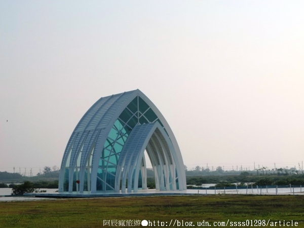 水晶教堂/北門遊客中心/偶像劇變王子青蛙拍攝地~錢來也雜貨店:【旅行遊記。台南北門區】北門水晶教堂。如夢似幻的純白色教堂 洋溢著異國浪漫氣息與情調