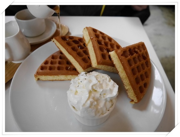 WOW咖啡:【深坑】Wow Cafe-微深山的休閒農莊咖啡館(咖啡、輕食、網路),還可以帶心愛的狗狗一起來唷!