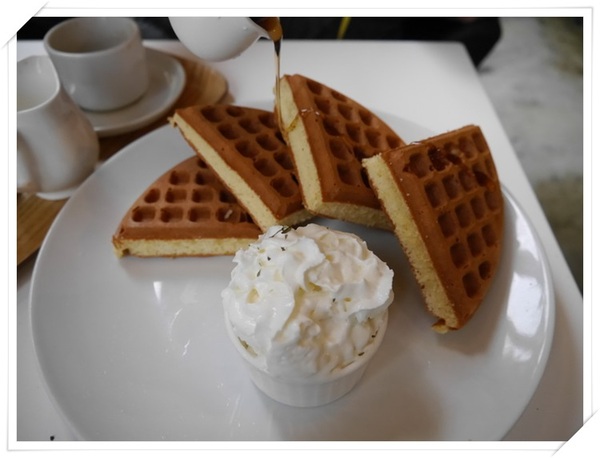 WOW咖啡:【深坑】Wow Cafe-微深山的休閒農莊咖啡館(咖啡、輕食、網路),還可以帶心愛的狗狗一起來唷!