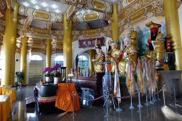 無極天元宮:(胖樺遊記) 賞櫻必來「淡水無極天元宮」。浪漫花海繽紛燦爛美不盛收