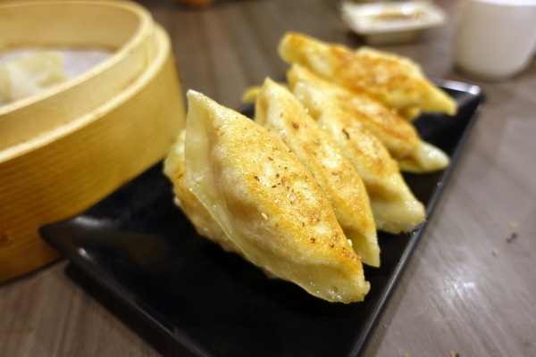 犁園湯包館(永和店)：(胖樺食記) 新北永和推薦美食「犁園湯包館永貞店」，南瓜芝麻包好看又好吃/捷運頂溪站/捷運南京復興